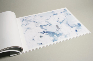 紙の白、雪の白、光の白、インクの白──『White』制作のドキュメント